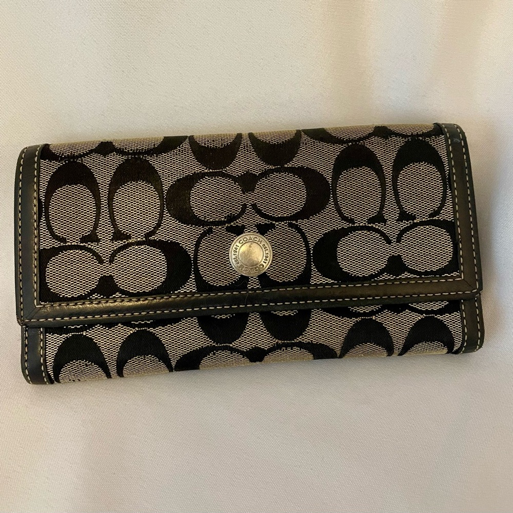 Pre loved coach wallet great for everyday use. Snap is snappy
